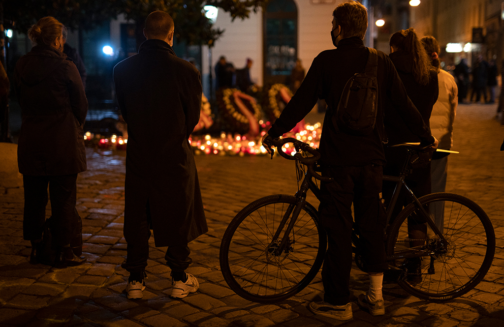 Kerzen und Blumen für die Opfer des Anschlags von Wien (Bild: Joe Klamar/AFP)