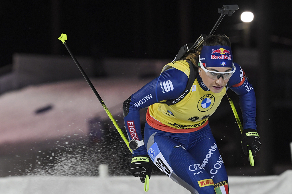 Dorothea Wierer holt sich den ersten Saisonsieg bei den Damen (Bild: Markku Ulander/Lehtikuva/AFP)