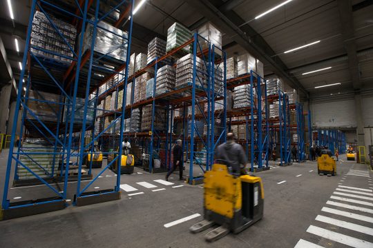 Im Lager eines Colruyt-Supermarkts
