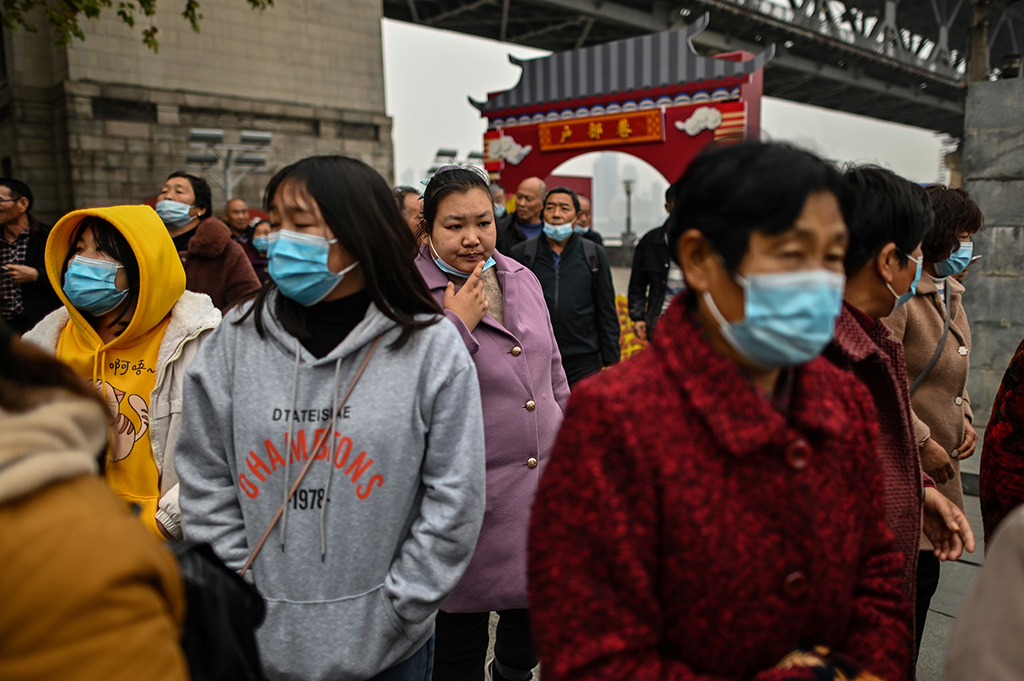 Chinesische Touristen in Wuhan (Bild: Hector Retamal/AFP)