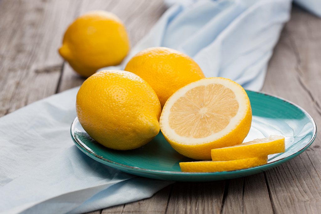 Seinen Geruchs- und Geschmackssinn kann man trainieren - zum Beispiel mit Zitronen (© Bildagentur PantherMedia / Iuliia)