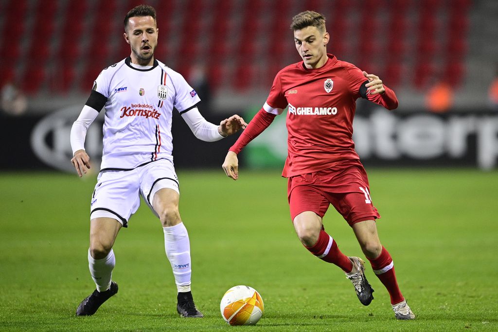 LASK's Rene Renner and Antwerp's Pieter Gerkens fight for the ball during a soccer game between Belgian club Royal Antwerp FC and Austrian team Linzer Athletik-Sport-Klub, Thursday 05 November 2020 in Antwerp, on the third day of the group phase (group J) of the UEFA Europa League competition. BELGA PHOTO YORICK JANSENS