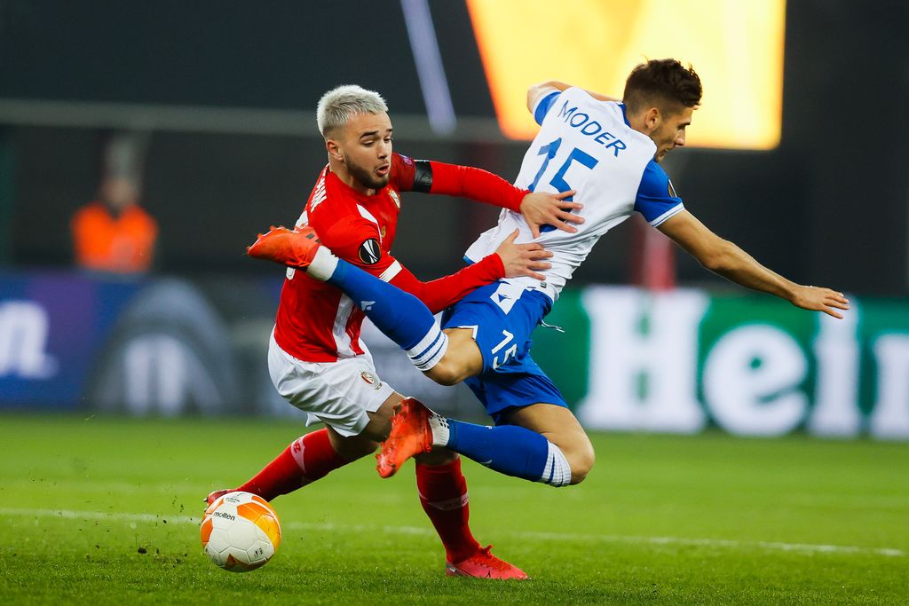 Standard's Nicolas Raskin and Lech's Jakub Moder fight for the ball during a soccer match between Belgian team Standard de Liege and Polish club Lech Poznan, Thursday 26 November 2020 in Liege, on the fourth day of the group phase (group D) of the UEFA Europa League competition. BELGA PHOTO BRUNO FAHY