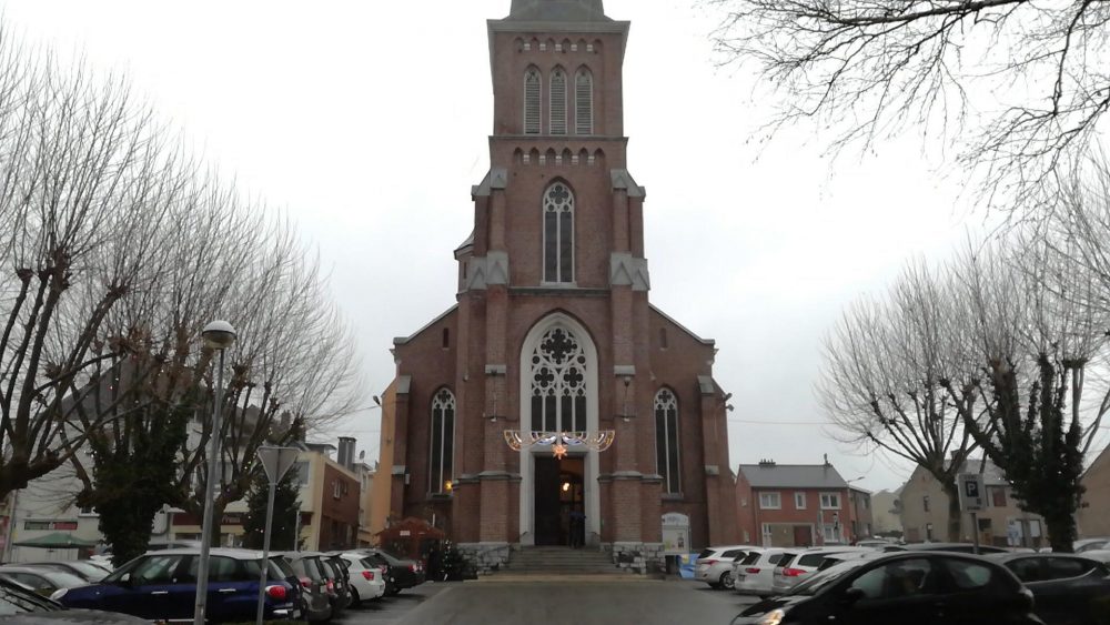 Vor der Kirche in Kelmis wird am ersten Weihnachtstag der Segen gespendet (Bild: Danny Tychon)