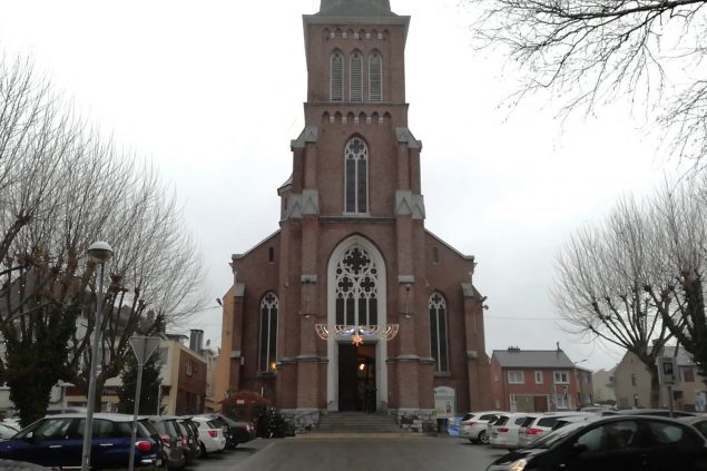 Vor der Kirche in Kelmis wird am ersten Weihnachtstag der Segen gespendet (Bild: Danny Tychon)