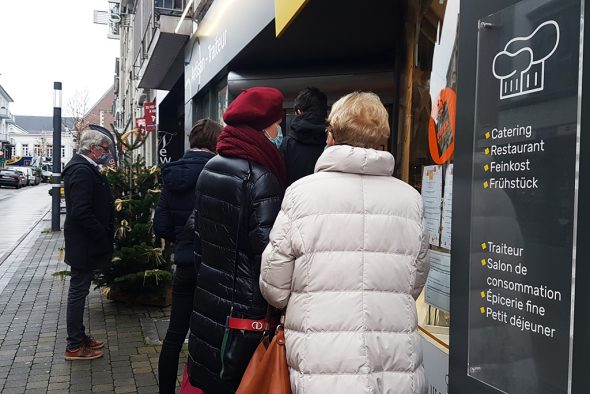 Abholservice zu Heiligabend: Schlange vor einem Traiteurservice in Eupen (Bild: Katrin Margraff/BRF)