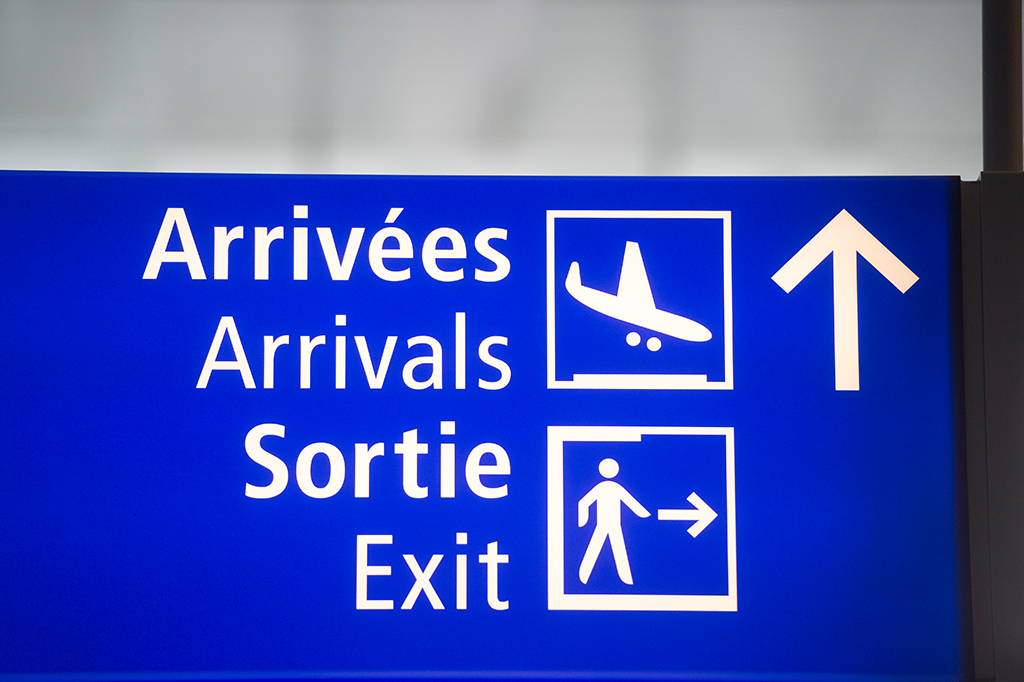 Hinweisschild am Flughafen Luxemburg (Bild: Anthony Dehez/Belga)