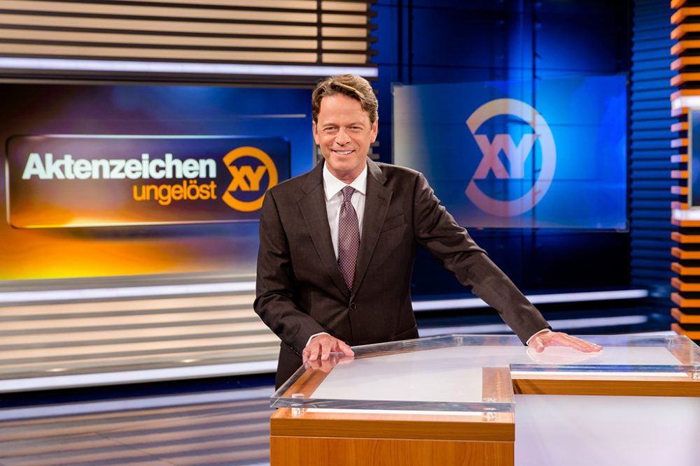 "Aktenzeichen XY... ungelöst": Rudi Cerne im Studio (Bild: ZDF/Nadine Rupp)