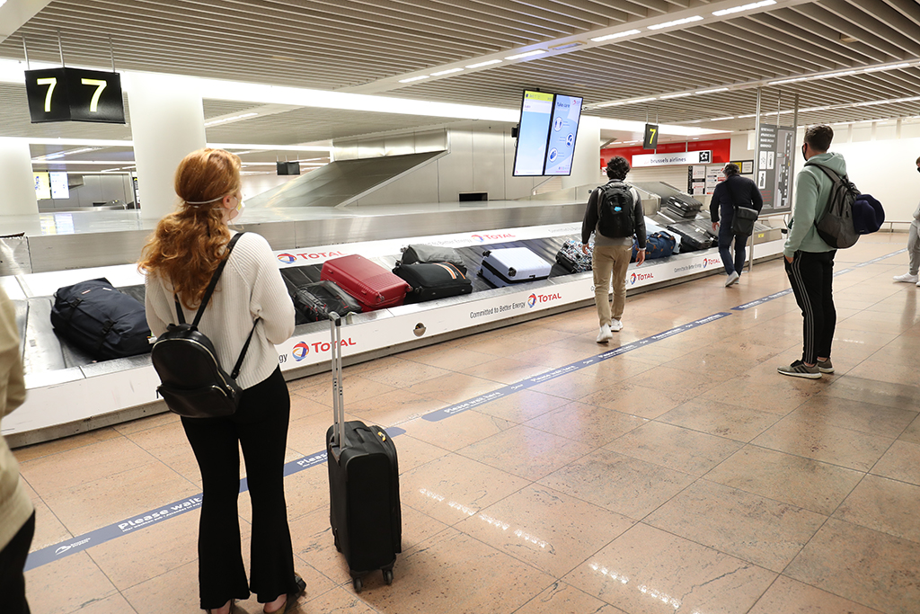 Passagiere warten am Brussels Airport auf ihr Gepäck (Archivbild: Bruno Fahy/Belga)