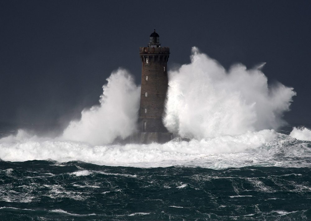 Bella zieht über Nordfrankreich - Leuchtturm Four d'Argenton in der Bretagne (Bild: Fred Tanneau/AFP)