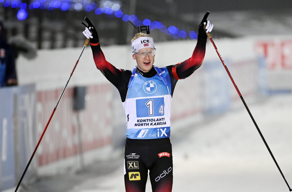 Norwegens Schlussläufer Johannes Thingnes Boe kommt als Erster über die Ziellinie (Bild: Antti Aimo-Koivisto/Lehtikuva/AFP)