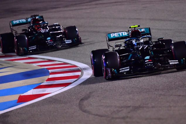 Die zwei Mercedes-Fahrer sind die schnellsten im Qualifying (Bild: Giuseppe Cacace/AFP)