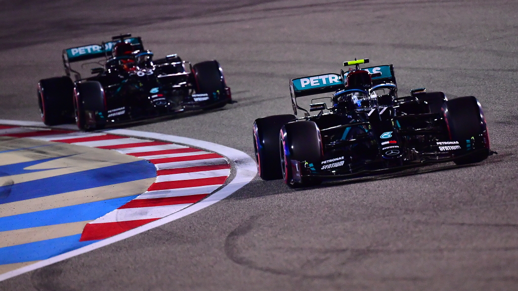 Die zwei Mercedes-Fahrer sind die schnellsten im Qualifying (Bild: Giuseppe Cacace/AFP)