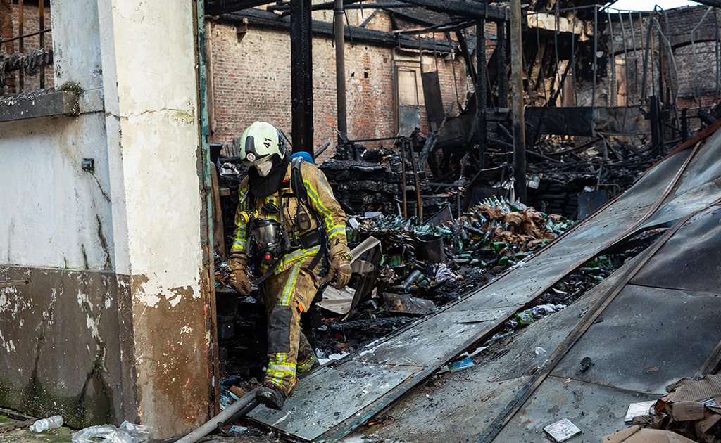 Große Schäden nach Brand in einer Lagerhalle in Anderlecht am Abend des 24. Dezember 2020 (Bild: Belga/Paul-Henri Verlooy)