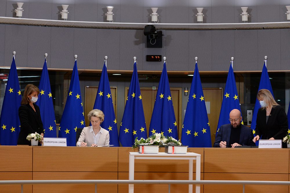 Ursula von der Leyen und Charles Michel unterschreiben das Brexit-Handelsabkommen (Bild: Johanna Geron/AFP)