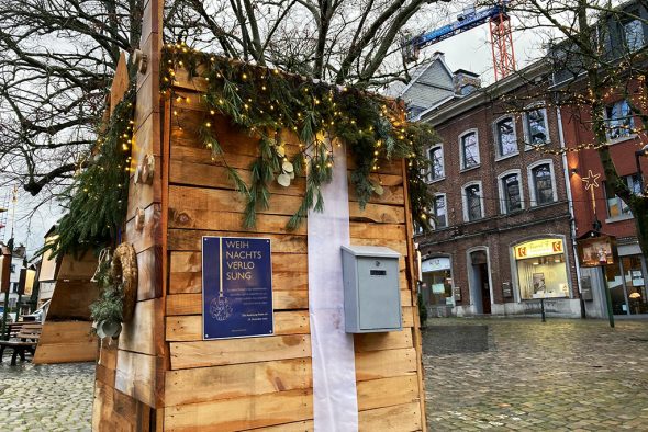 Weihnachtsglück in Eupen: Der Briefkasten für die Aktion auf dem Marktplatz (Bild: Robin Emonts/BRF)