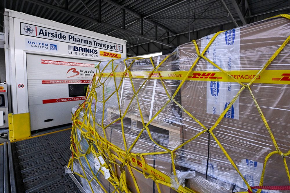 Impfstoff-Transport am Brussels Airport (Bild: Dirk Waem/Belga)