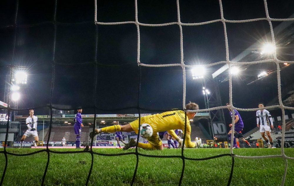 Der Schockmoment für Anderlecht: Wellenreuther patzte in der Nachspielzeit (Bild: Virginie Lefour/Belga)