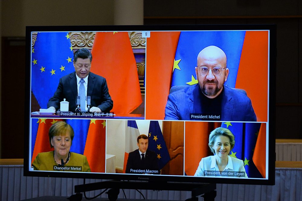 Xi Jinping, Charles Michel, Angela Merkel, Emmanuel Macron und Ursula von der Leyen bei der Videokonferenz (Bild: Johanna Geron/AFP)