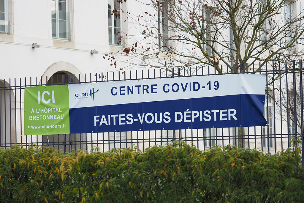Krankenhaus Bretonneau in Tours - der erste Fall der neuen Coronavirus-Mutation in Frankreich ist in Tours entdeckt worden (Bild: Guillaume Souvant/AFP)
