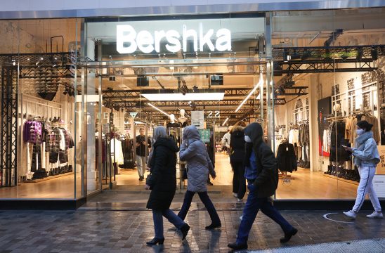 Die Wiedereröffnung nicht essentieller Geschäfte in der Brüsseler Rue Neuve (Bild: Virginie Lefour/Belga)