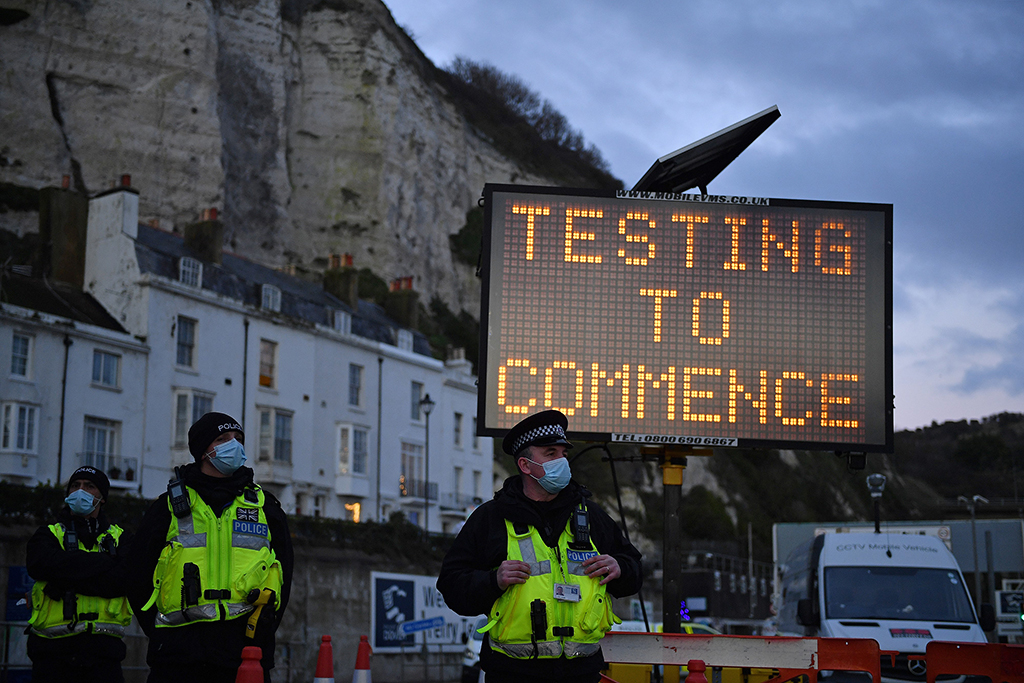 Polizei am Eingang zum Hafen von Dover in Kent (Bild: Justin Tallis/AFP)