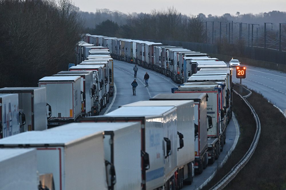 LKW-Schlangen auf der Autobahn Richtung Hafen von Dover