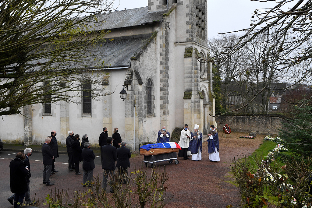 Angehörige und Freunde bei der Beerdigung von Valery Giscard d'Estaing am Samstag in Authon (Bild: Damien Meyer/AFP)