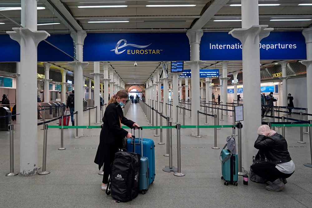 Passagiere am Bahnhof St. Pancras am Sonntag (Bild: Niklas Hallen/AFP)