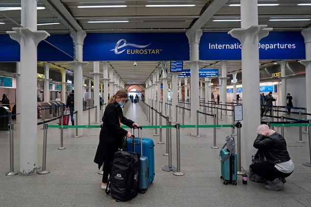 Passagiere am Bahnhof St. Pancras am Sonntag (Bild: Niklas Hallen/AFP)