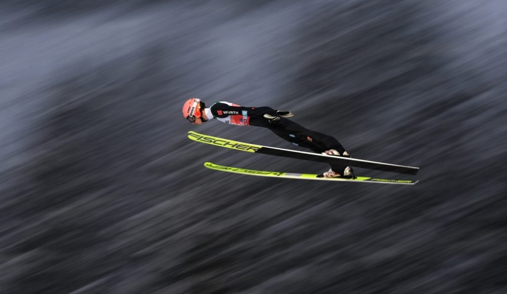 Karl Geiger gewinnt das Auftaktspringen der Vierschanzentournee (Bild: Christof Stache/AFP)