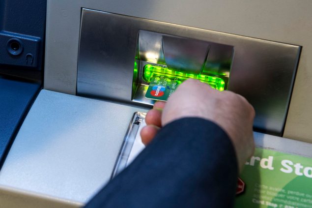 Die Polizei warnt: Vorsicht beim Geldabheben am Automaten! (Illustrationsbild: Jonas Hamers/Belga)
