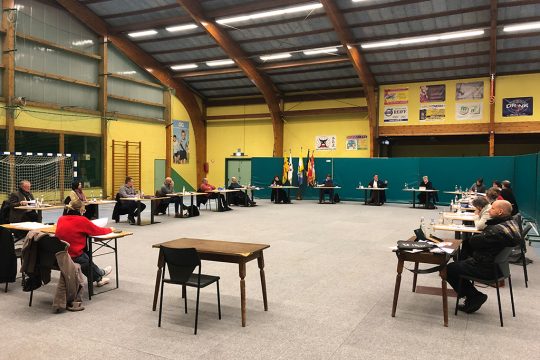 Gemeinderat Lontzen tagt in der Mehrzweckhalle Herbesthal (Bild: Doğan Malicki/BRF)