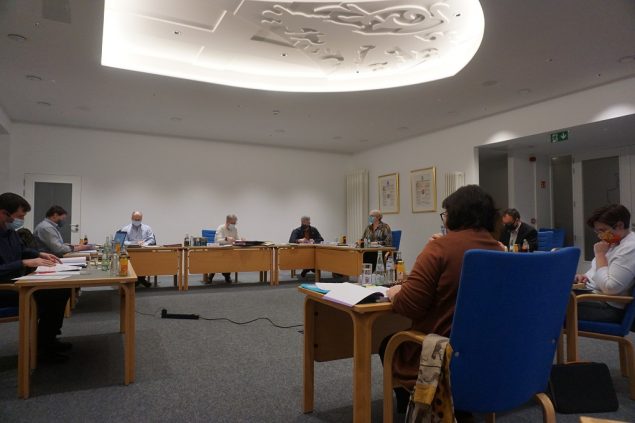 Der Büllinger Gemeinderat tagte wieder hybrid: teils im Rathaussaal, teils von zu Hause aus (Bild: Stephan Pesch/BRF)