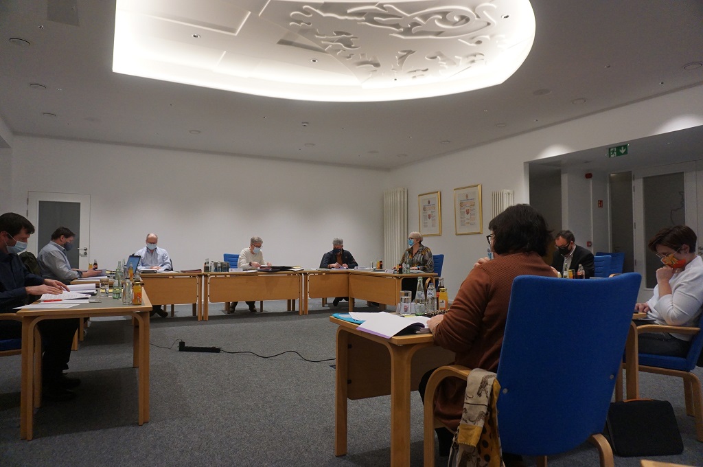 Der Büllinger Gemeinderat tagte wieder hybrid: teils im Rathaussaal, teils von zu Hause aus (Bild: Stephan Pesch/BRF)