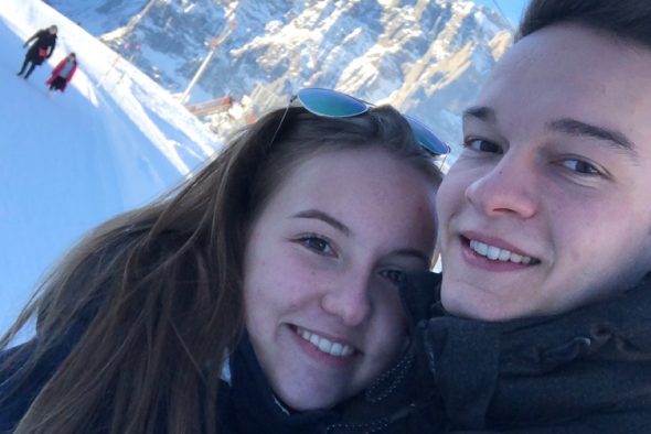 Gillian Fuhrmann und Freundin Jasmin beim Wandern in den Bergen (Bild: privat)