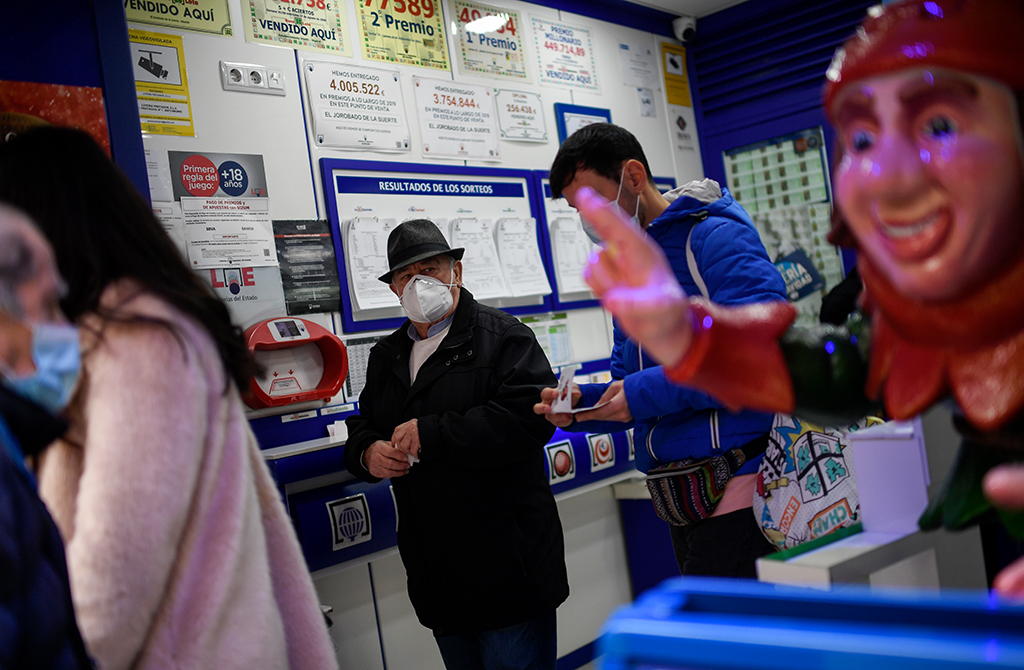 Warteschlange in einem Lotto-Geschäft in Madrid (Bild: Oscar Del Pozo/AFP)