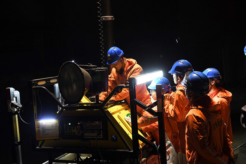 Helfer justieren Notfallgenerator bei Rettungsarbeiten nach Grubenunglück im Südwesten Chinas (Bild: STR/AFP)