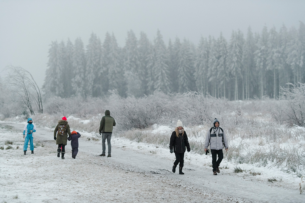 Spaziergänger im Schnee im Hohen Venn (Bild: Nicolas Lambert/Belga)