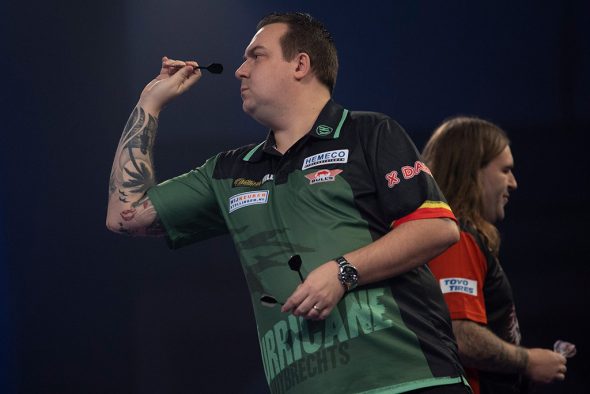 Kim Huybrechts scheidet nach einer Niederlage gegen Ryan Searle aus (Bild: Lawrence Lustig/PDC)