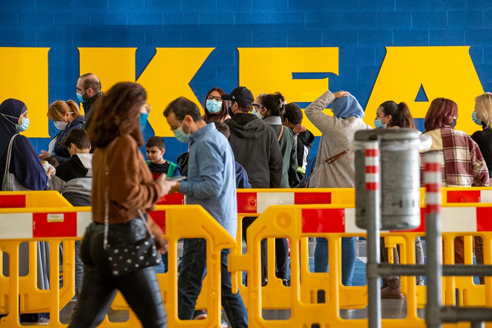 Schlange vor einem Ikea-Geschäft (Bild: Nicolas Maeterlinck/Belga)