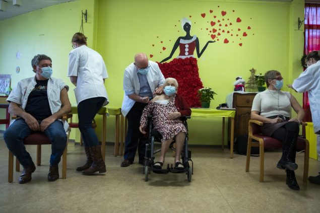 Die 102-jährige Josepha Delmotte erhält die erste Corona-Impfung in einem Seniorenheim in Mons (Bild: Francisco Seco/Belga)