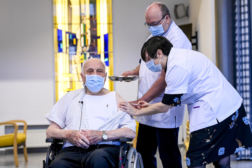 Der 96-jährige Jos Hermans erhält als erster Seniorenheimbewohner Flanderns eine Corona-Impfung (Bild: Dirk Waem/Belga)