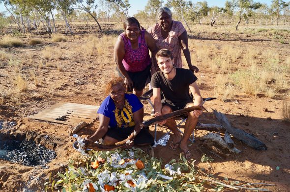 Feldforschungszeit in Westaustralien: Josua Dahmen mit Jarusprachigen beim Zubereiten von Känguruschwanz im traditionellen Erdofen - eine Delikatesse, wie er sagt ... (Bild: privat)