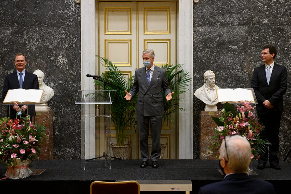 Professor Cedric Blanpain, König Philippe und Professor Bart Loeys bei der Preisverleihung in Brüssel (Bild: Christophe Licoppe/Pool/Belga)