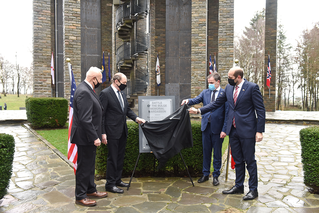 Feierliche Anbringung einer Plakette am US-Kriegsdenkmal Mardasson in Bastogne (Bild: Jean-Luc Flemal/Belga)