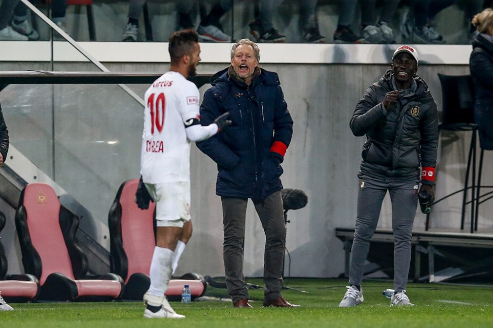 Mbaye Leye (r.) mit Michel Preud'homme bei einem Standard-Spiel im Januar 2020 (Bild: Bruno Fahy/Belga)