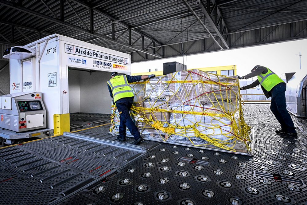 Lieferung eines Covid 19-Impfstoffs am Brüsseler Flughafen (Bild: DirkWaem/Belga)