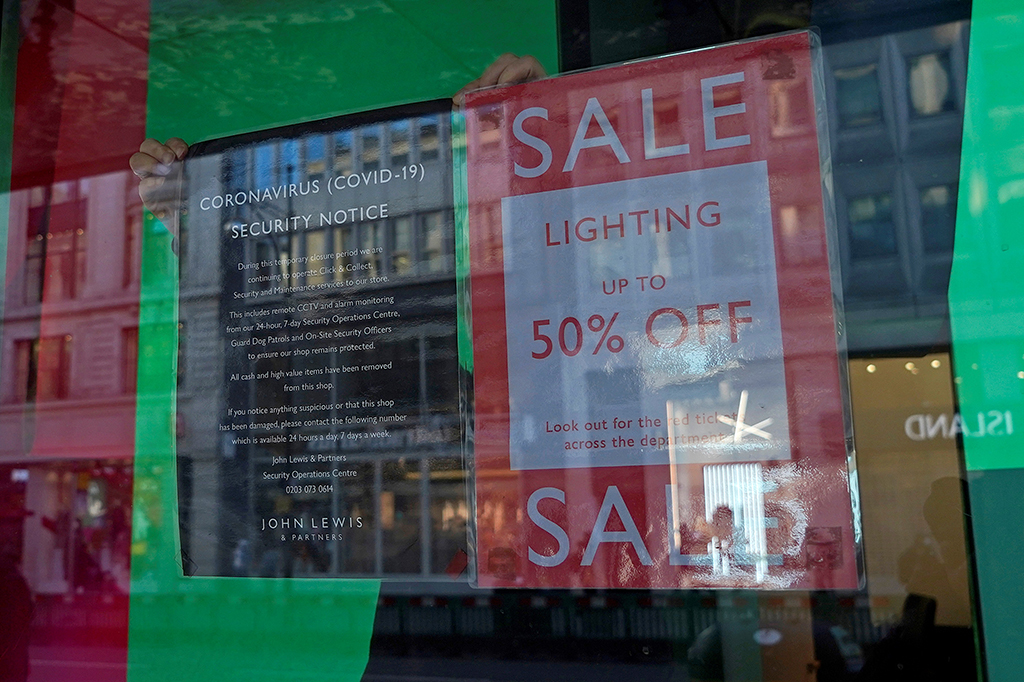 Die Geschäfte in London müssen schließen (Bild: Niklas Hallen/AFP)