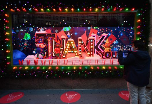 Dankesbotschaft in einem Schaufenster von Macy's in New York (Bild: Angela Weiss/AFP)